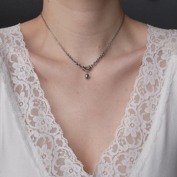 Dainty silver Hematite pearl chainmaille choker necklace with a delicate chain - Picture 2 of 7